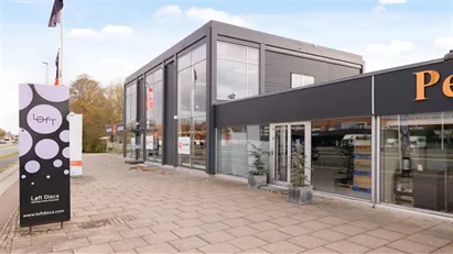 Fleksibelt butikslejemål med lager og portadgang Fleksibelt butikslejemål med lager og portadgang