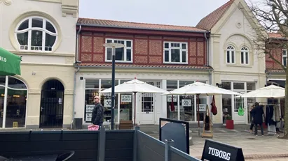 Flot klinik på gågaden. Eller butik / kaffebar